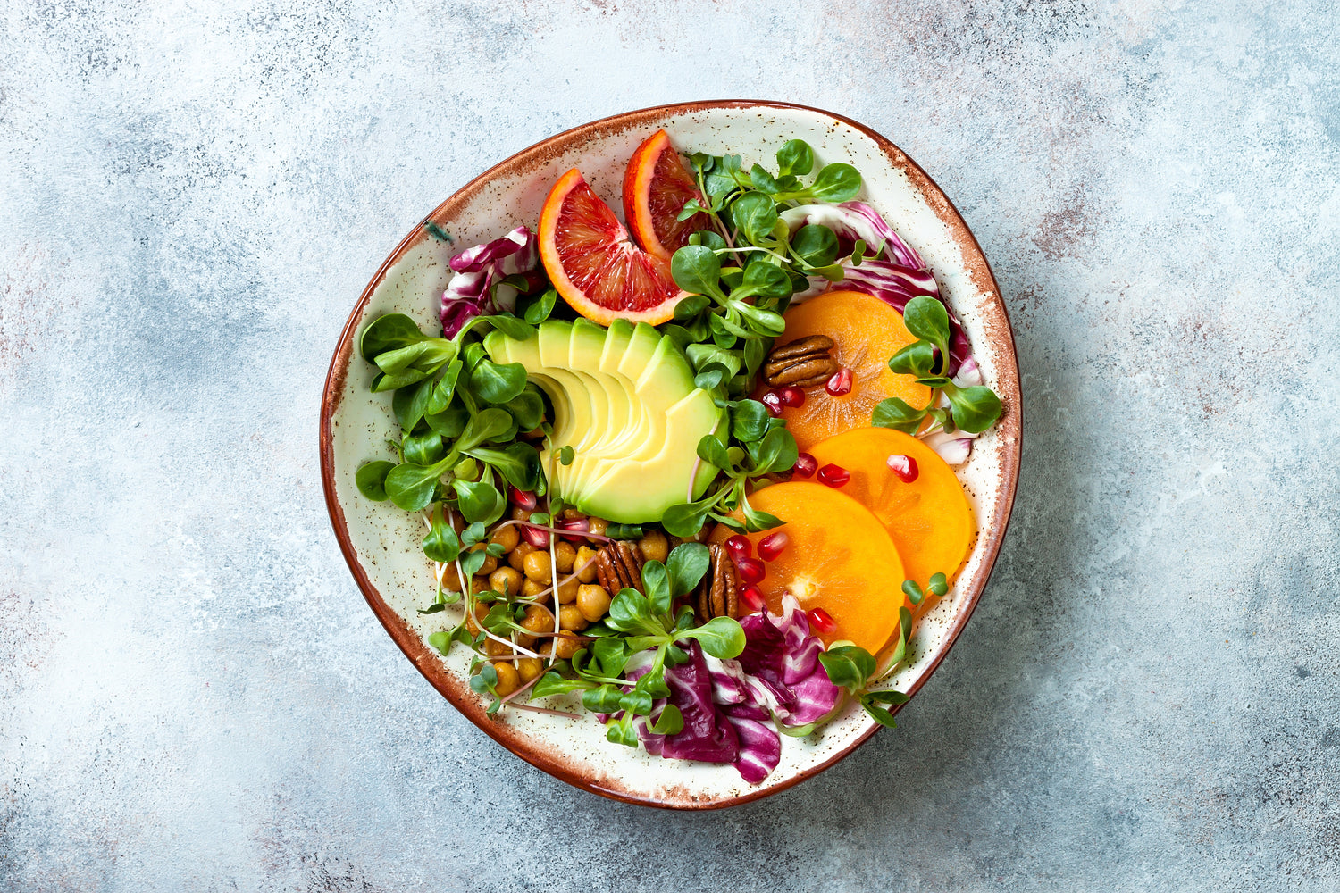 Salat-Bowl mit Microgreens